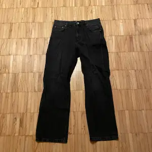 Svarta jeans från Woodbird. Köpta i september 2023 på NLYMAN för 1199kr.   Loose fit. Storlek 32/30