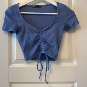 Zara topp - Från Zara Strl S. Använd få gånger men inga defekter så i nyskick. Längden på tröjan kan justeras med snörena. Skriv vid frågor/fler bilder. Pris kan diskuteras❤️