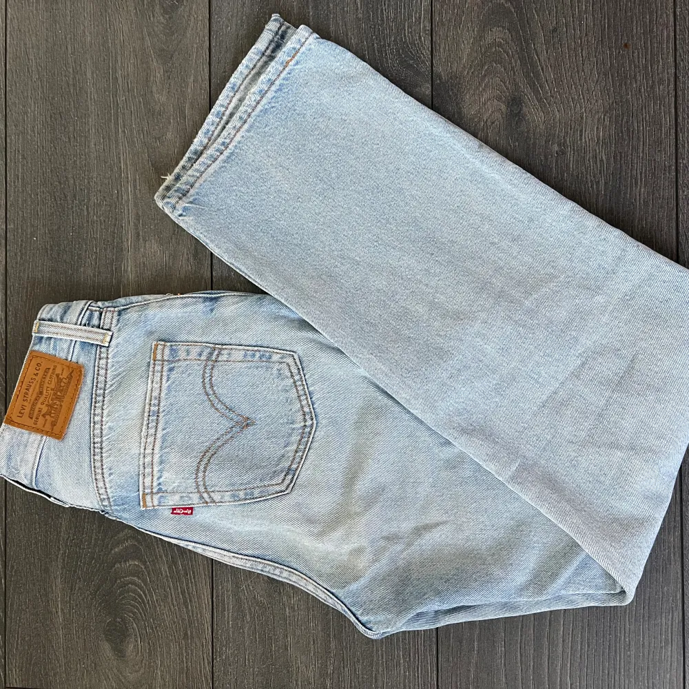 Levis Ribcage Straight Jeans strl 24 W, passar xs/s. Bra skick. Nypris: 1319 :- Säljs pga blivit för korta (är 166 för referens).. Jeans & Byxor.