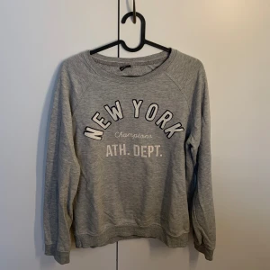 Grå tröja  - Grå tröja från Gina-tricot med tryck framtill. Fint skick⭐️