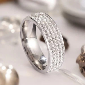 Ring i stål - Ring i stainless steel med med strass runtom. Storl 7 Bredd 11 mm  Katt finns i hemmet 