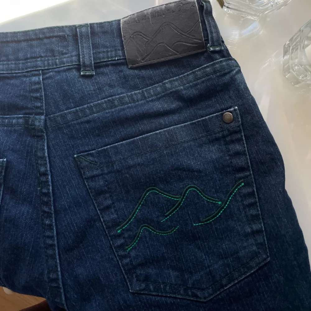jeans från märket trachten som är helt nya utan prislapp.. Jeans & Byxor.