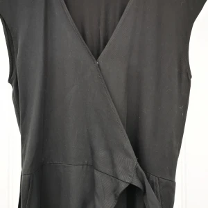 Jumpsuit - Svart byxdress i bomull från Lindex. Oanvänd. Croppat ben. 