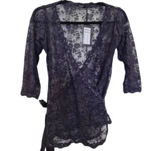 y2k spets tie top - Söt spets topp från vila som man knyter. Passar en S eller XS bäst! Prislapp fortfarande på. 