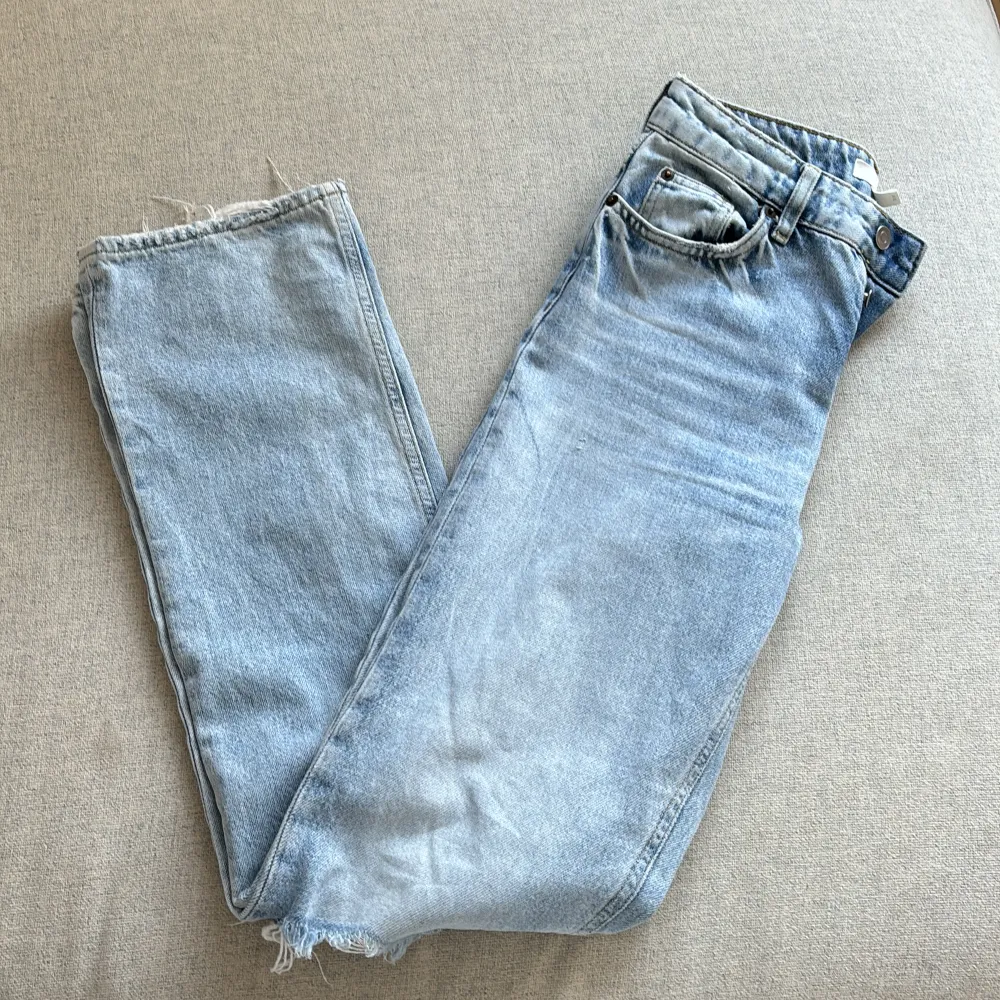 Jeans från hm med hål på höger knä.. Jeans & Byxor.