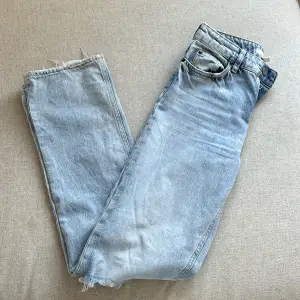 Jeans från hm med hål på höger knä.