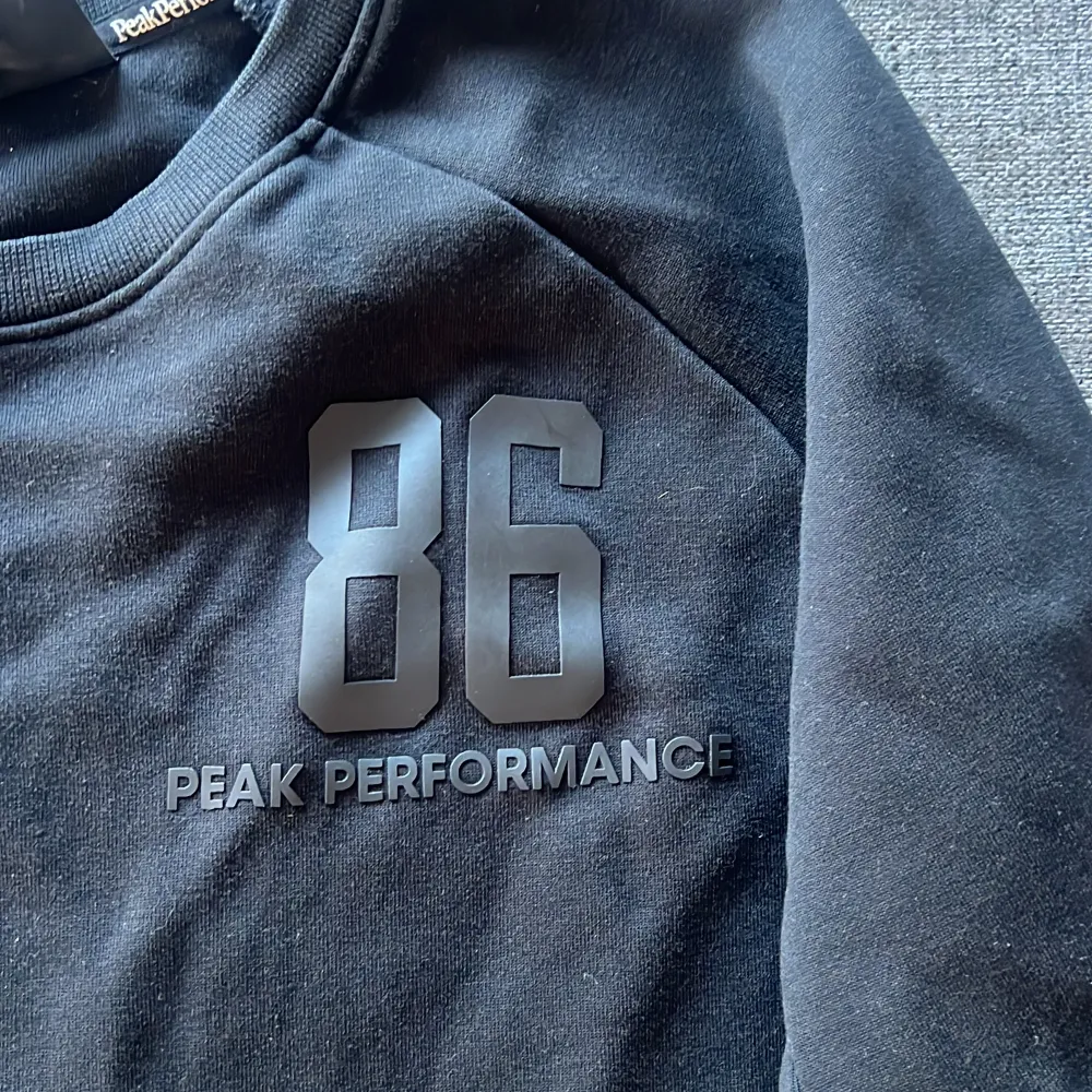 Äkta Peak Performance tröja, använd få gånger, inga  fläckar, lite stor i storlek . Hoodies.
