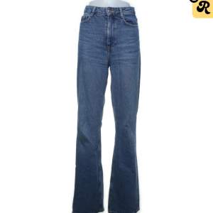Flares jeans från Zara i storlek 34. Beställde dem från nätet men de var lite för stora.   Köpare står för frakt! 📦 