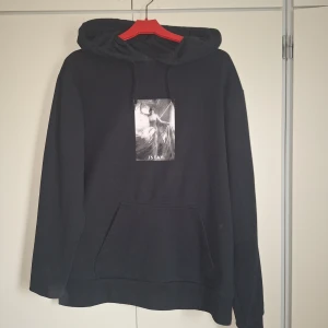 Hoodie med tryck  - En svart hoodie med ett fint tryck på i storlek M, bekväm och fin! Passar bra till en Hemma tröja men även en ute tröja!🤍  Skriv om ni har funderingar!