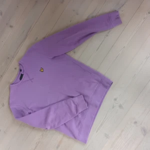 Lyle Scott tröja - Säljer en lila lyla scott tröja i stl XS, fint skick. 