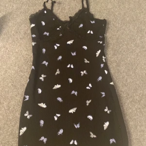 klänning - Denna klänningen är ifrån hm har använt den några gånger förut den är i utmärkt skick