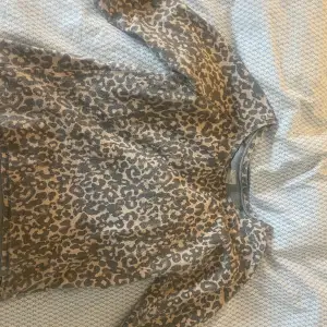 Säljer denna jätte fina leopard mönstrade tröjan! Jätte bra skick🙏🏻 storlek M! 💕Den är lite kortare i armarna! 