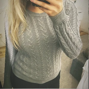 Stickad topp - Fin grå stickad tröja som knappt är använd. Kom privat för fler frågor🩷