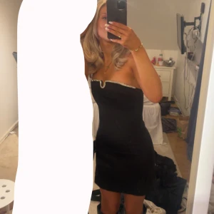 Svart tubklänning - Slutsåld tubklänning med glitter, endast använd en gång så är helt i nyskick. Säljer då den inte kom till användning. Kan skicka fler egna bilder om de behövs. Nypris 549kr Mitt pris 299+ Frakt