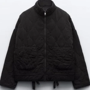 Zara jacka - Säljer min fina jacka från zara som jag köpte i höstas. Den är i väldigt bra skick och använd fåtal gånger. Storleken är XS men den passar absolut S oxå, nypris 859kr💞💞