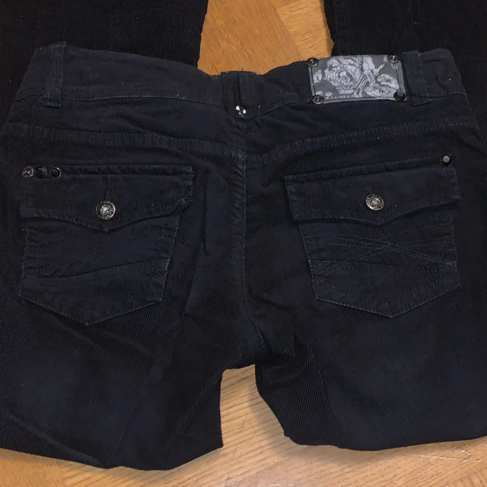 Säljer dessa jätte fina svarta jeans, lågmidjade, knappt använda. Jeans & Byxor.