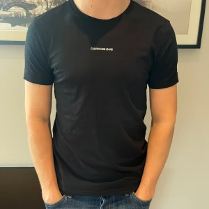 Calvin Klein t-shirt - Säljer min Calvin Klein t-shirt som inte kommer till användning, inga defekter och fint skick! 🤝 Storlek M men sitter mer som en S! 🥃Nypris: 300kr, mitt pris: 59 kr! Kom dm vid frågor ellr funderingar. 