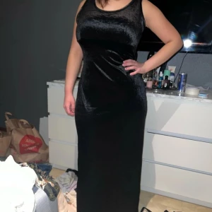 Klänning lång storlek l - I jättebra skick knappt använd