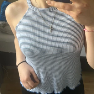 Topp  - Säljer min fina topp från ZARA. Har inte använt den på länge tyvärr då jag har köpt nytt.  Ordinarie pris 150