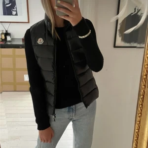 Moncler väst - Hejsan! Funderar på att byta min monclerväst mot en moncler cardigan!❤️ Är du intresserad av att byta så skriv till mig!!🥰 Den är äkta och det finns äkthetsbevis, dustbag medföljer❤️❤️