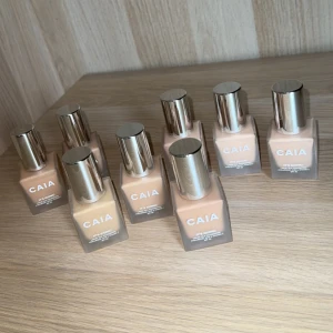 Caia Foundations 8 st - Har 8 st CAIA foundations i olika nyanser som jag vill bli av med då jag inte blivit nöjd med nyanserna som jag önskat.  Priser:  Nyans 1N: Alla 3 för 300kr.  Nyans 2C: Båda 2 för 300kr.  Nyans 2N: 150kr 2W: SÅLD! Nyans 3C: 150kr 