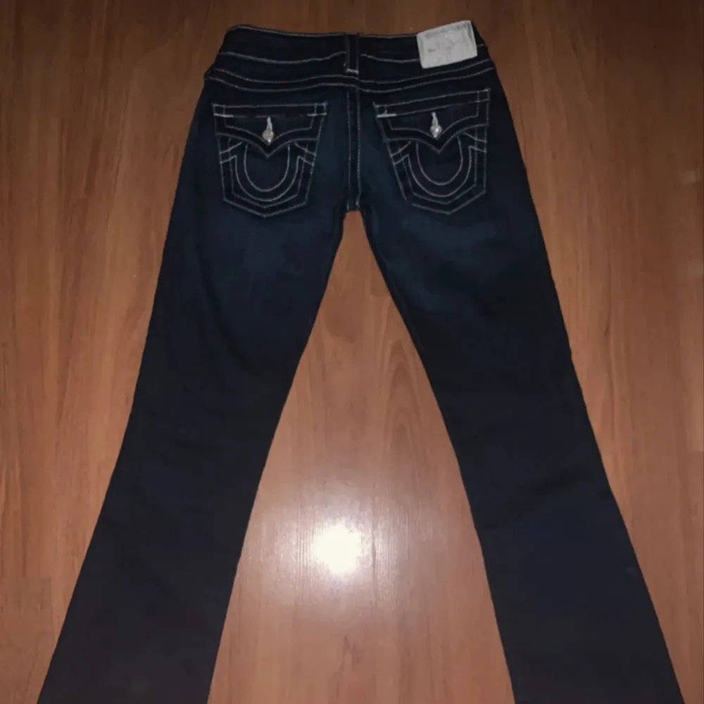 Assnygga lågmidjade jeans från true religion, bootcut och storlek 25. Säljer bara för att jag behöver pengar . Jeans & Byxor.
