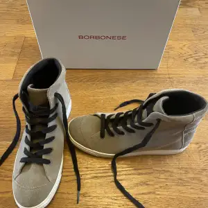 Ett par helt nya och oanvända borbonese sneakers. Det är storlek 37, bara att kontakta mig om du har frågor🚀🚀👌👌