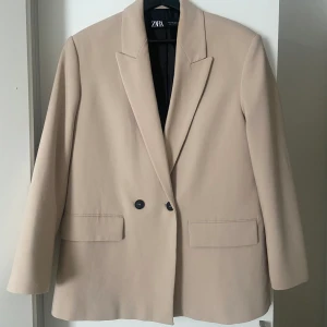 Beige kavaj - Säljer denna otroliga kavajen som är köpt här på plick men som var för tajt för mig över axlarna. 