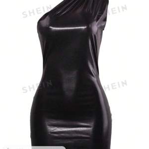 Säljer nu denna festklänning i svart glansigt material. Formar kroppen OTROLIGT! Lite kort på mig som är 165 cm lång. I storlek xs