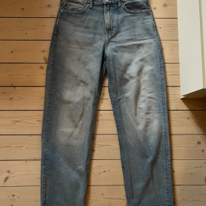 Jeans - Ljusblå jeans i Loose Fit. Storlek 31/32, passar ca 178 i längd. Bra skick.