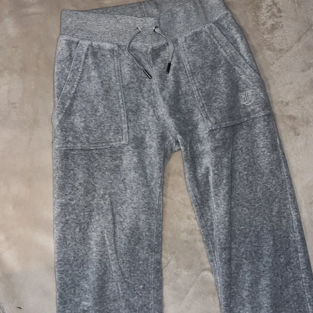 Ett par gråa juciy byxor i storlek XXS dessa byxkor är tvättade. Orginal priset på byxorna är 1100kr💕. Jeans & Byxor.