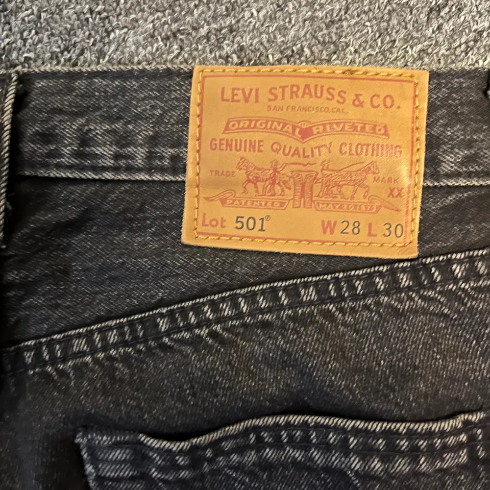 Säljer dessa mörkgråa Levis 501 straight leg i W 28 L 30. Dom är väl använda och lite solblekta som man kan se på bilderna, annars helt okej skick. Nypris 1100 mitt pris 250. Mvh Fabian. Jeans & Byxor.