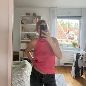 Satintopp - Knyts i nacken