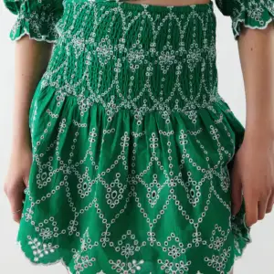 Säljer nu denna jättegulliga gröna broderade volang kjolen ifrån Ginatricot. Säljer då den inte passar mig. Vid mer information, vänligen kontakta via DM! 