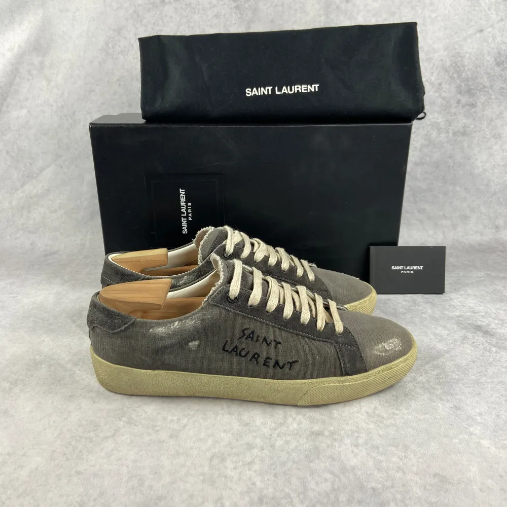 VI TAR EJ BYTEN! Saint Laurent sneaker | Skick: 9/10 | Storlek: 40,5 (passar större) | Nypris: 7799 | Pris: 3799 | Fraktar via postnord på köparens bekostnad | Hör av dig vid minsta fråga eller fundering📩. Skor.