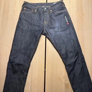 Evisu jeans - Säljer mina Evisu jeans köpt på Nk (kvitto finns). De är i storlek 30x30 och är unisex
