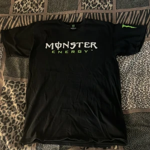 Monster Energi t shirt  - Fin svart t shirt i storlek M men kan även passa S 🖤  Den är lite tvättblek runt halsen (se bild 2) men syns inte jättemycket i verkligheten 