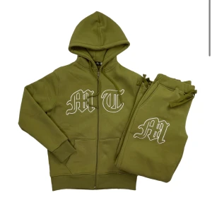*SÖKES*Tuttolente tracksuit - Storlek L eller XL. Vilken färg som helst. Kan även vara bara antingen byxor eller tröja men helst hela settet. Kan även bytas mot min tuttolente fur jacket i strl L