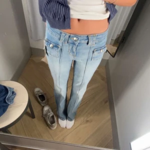 Hm jeans  - Säljer mina hm jeans som är slutsålda överallt. Skriv för flera bilder och mer information om det behövs🩷