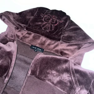 Vintage brun/skimmrig kofta -  I ljuset skimrar den litegrann en lila nyans, aldrig använd, köpt på 90 talet. Stretchig och tajt i midjan. Spegeln är lite smutsig på sista bilden 