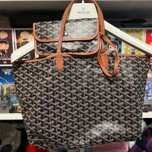 Goyard Saint Louis PM - Kommer endast med kvitto. Den har hål i alla fyra hörn, fler bilder skickas vid intresse