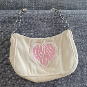 Handväska  - Säljer den här fina handväskan 💘 Hör av er vid frågor !!