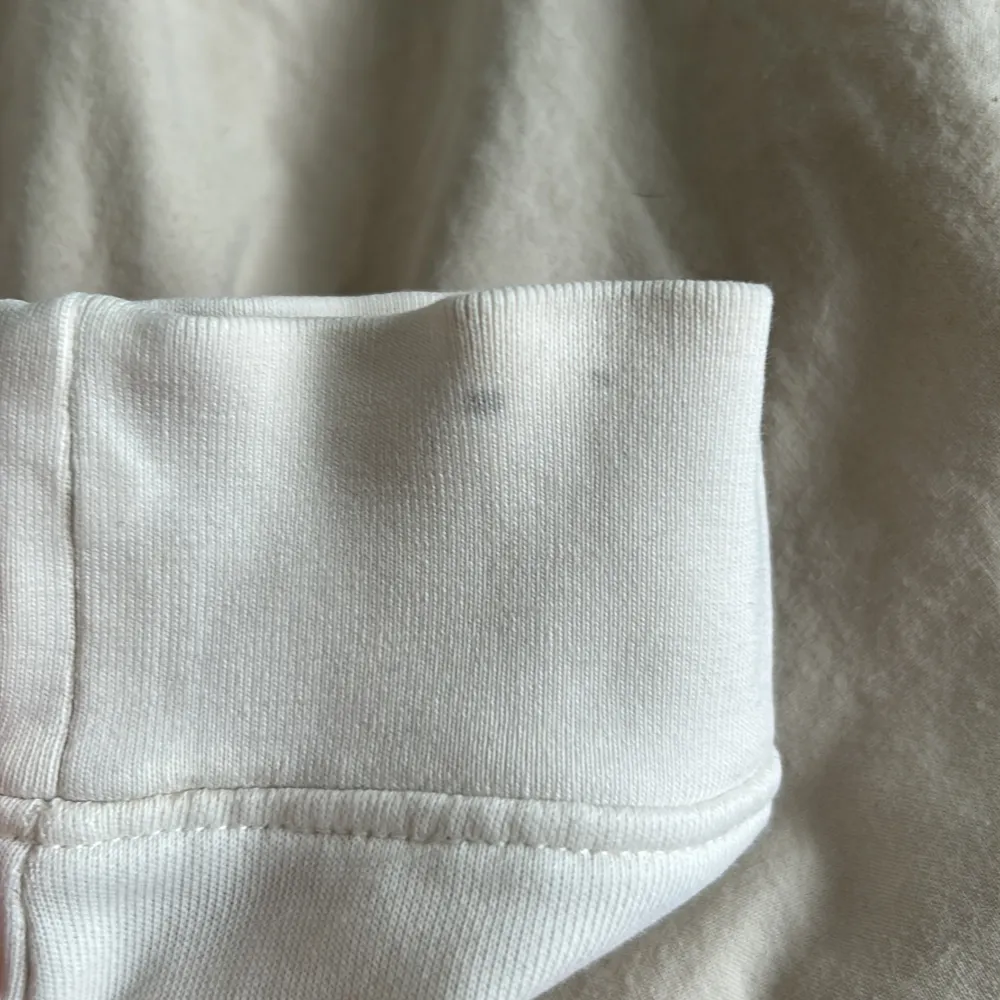 Säljer en snygg can’t hoodie. Den är i bra skick utan en fläck lägre ner på magen ( bild 3 ) och en liten fläck på ärmen ( bild 4 ) . Hoodies.