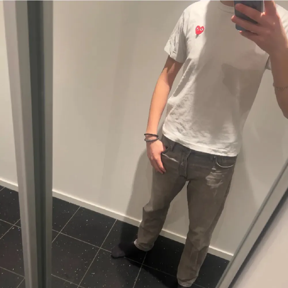 Hej,säljer nu en COMME DES GARÇONS PLAY T-shirt i storlek medium men passar även small. (Lite missfärgad under ärmarna) Det är bara att höra av er om ni har några frågor. Nypris ca 900kr. T-shirts.