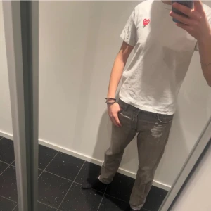 COMME DES GARÇONS PLAY T-shirt - Hej,säljer nu en COMME DES GARÇONS PLAY T-shirt i storlek medium men passar även small. Det är bara att höra av er om ni har några frågor. Nypris ca 900kr