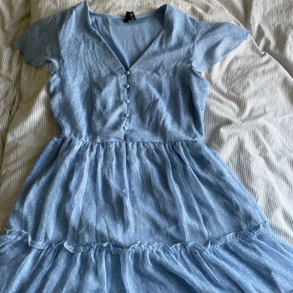 Söt blå klänning som är helt ny, har aldrig använt.. Klänningar.