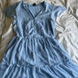 Söt blå klänning som är helt ny, har aldrig använt.