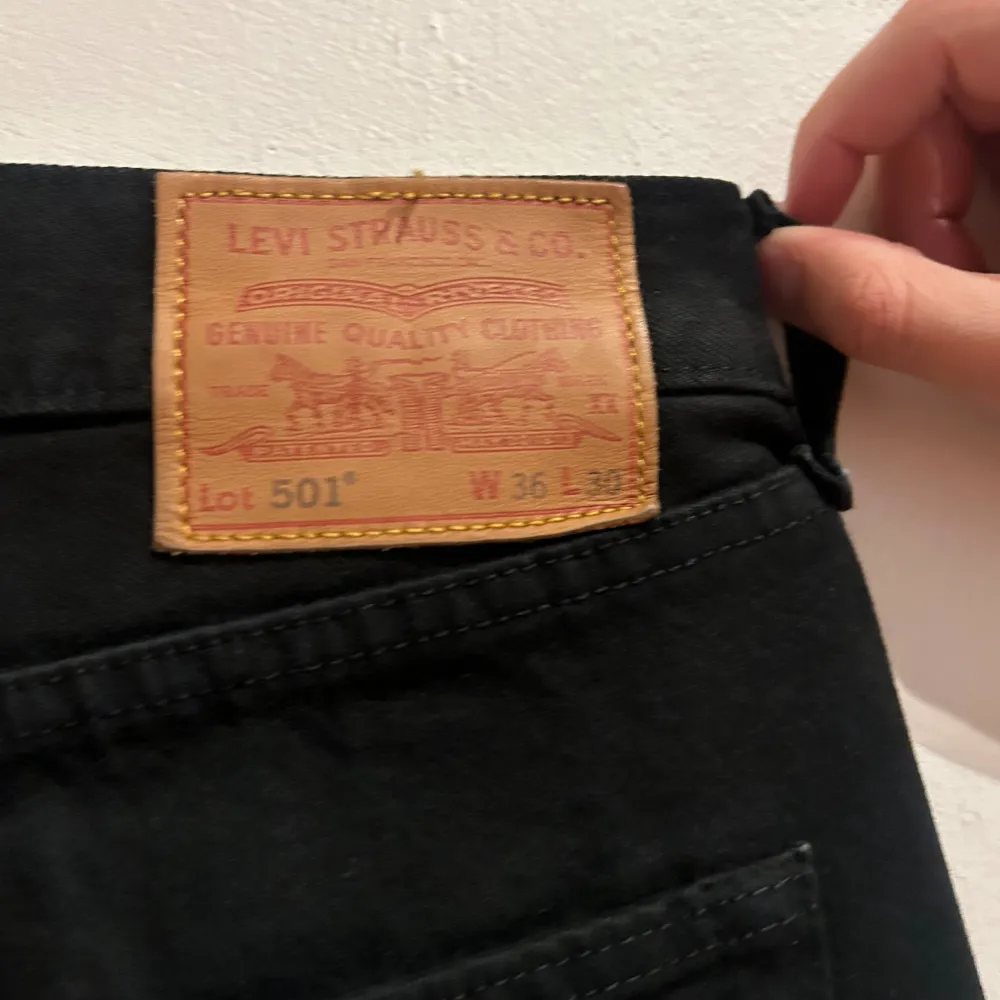 Säljer ut kläder som ej kommer till användning längre. Säljer Levis jeans 501 i mycket bra skick i storlek W36 L30, de är för små för mig och måste därför sälja de. Pris kan diskuteras.. Jeans & Byxor.