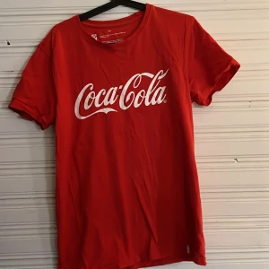Coca Cola T-shirt  - Använd cirka 5 gång, skicket är som ny. Skriv om du har några frågor. Frakt ingår ej🫶