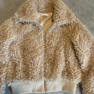 Teddy jacka - Mysig Teddy jacka ifrån Gina tricot, perfekt till våren. 💞💞